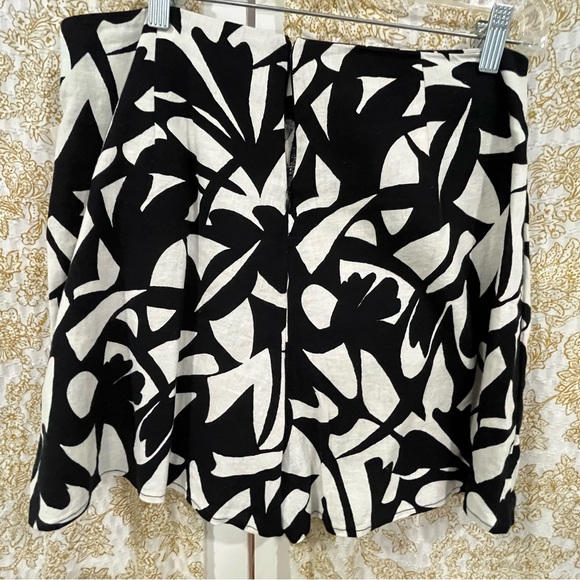 Black and White Abstract Skort - Picture 4 of 4